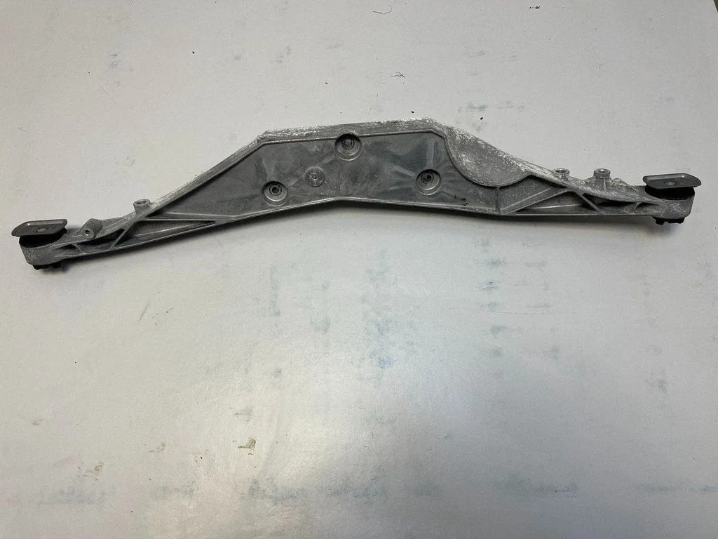 Rear differential/diff mount bracket 6852896