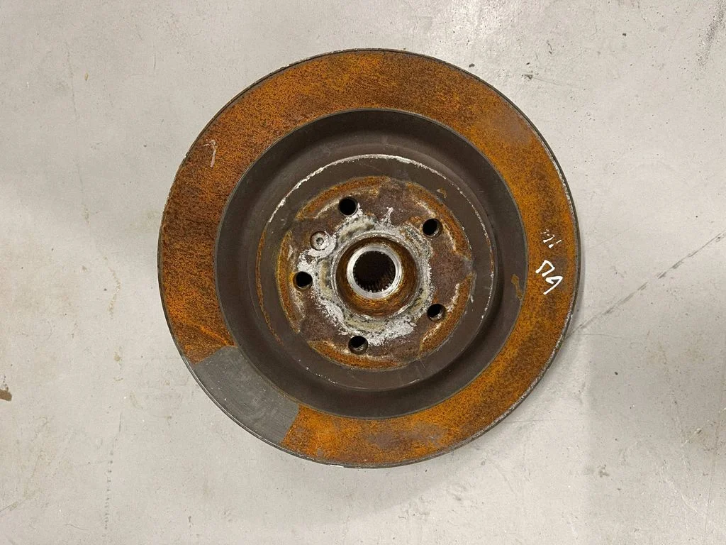 Rear wheel hub – right