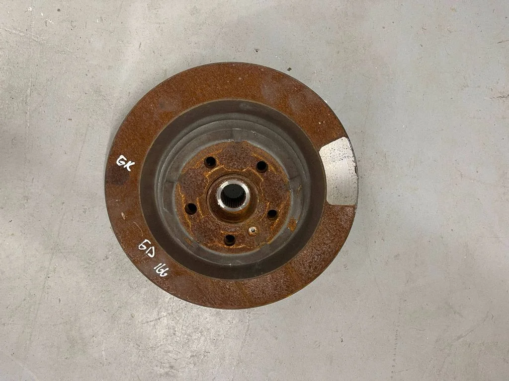 Rear wheel hub – right