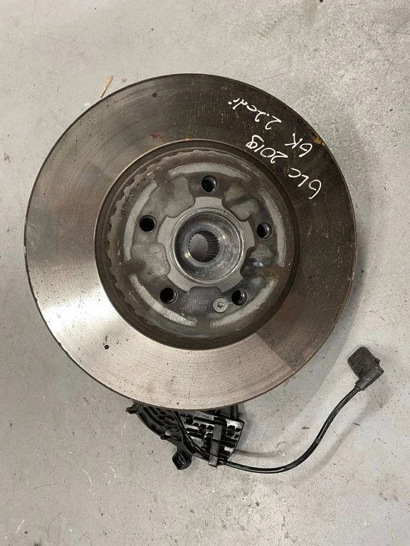 Rear wheel hub – rear left