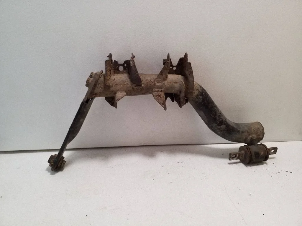 Rear upper control arm/wishbone – left