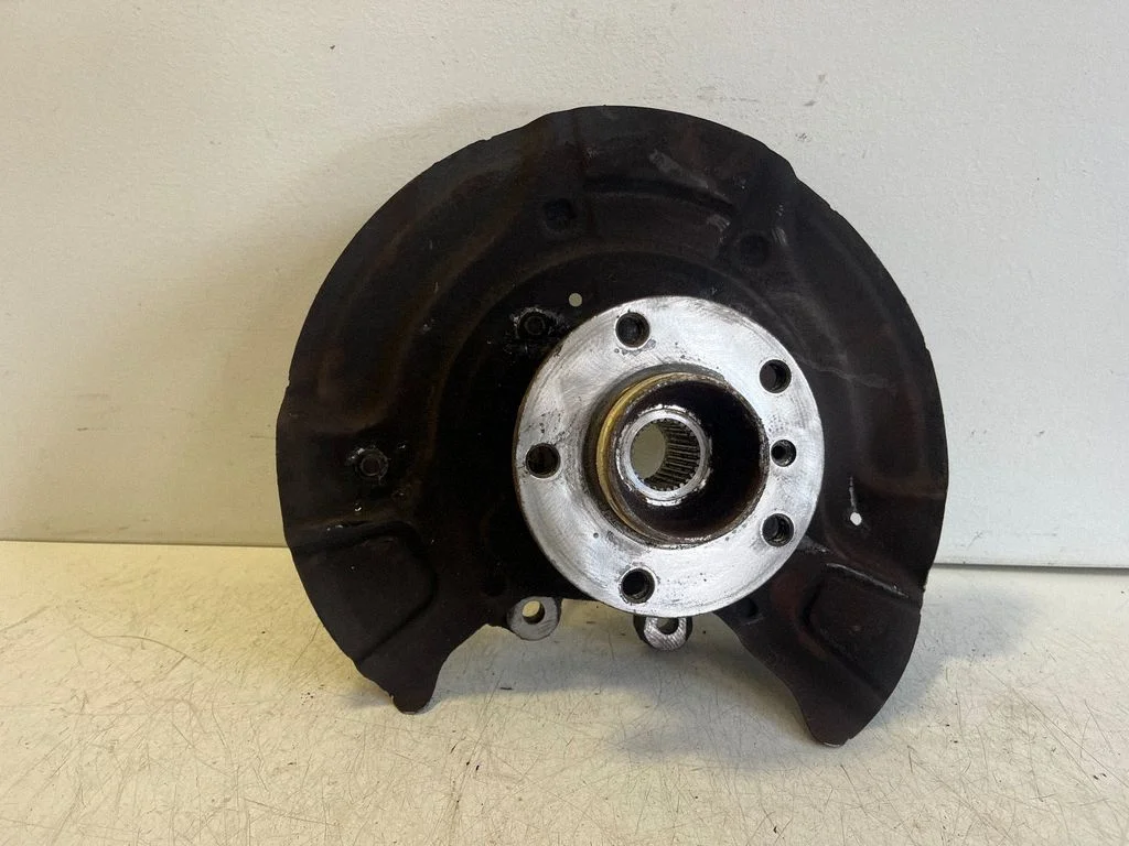 Rear wheel hub – left