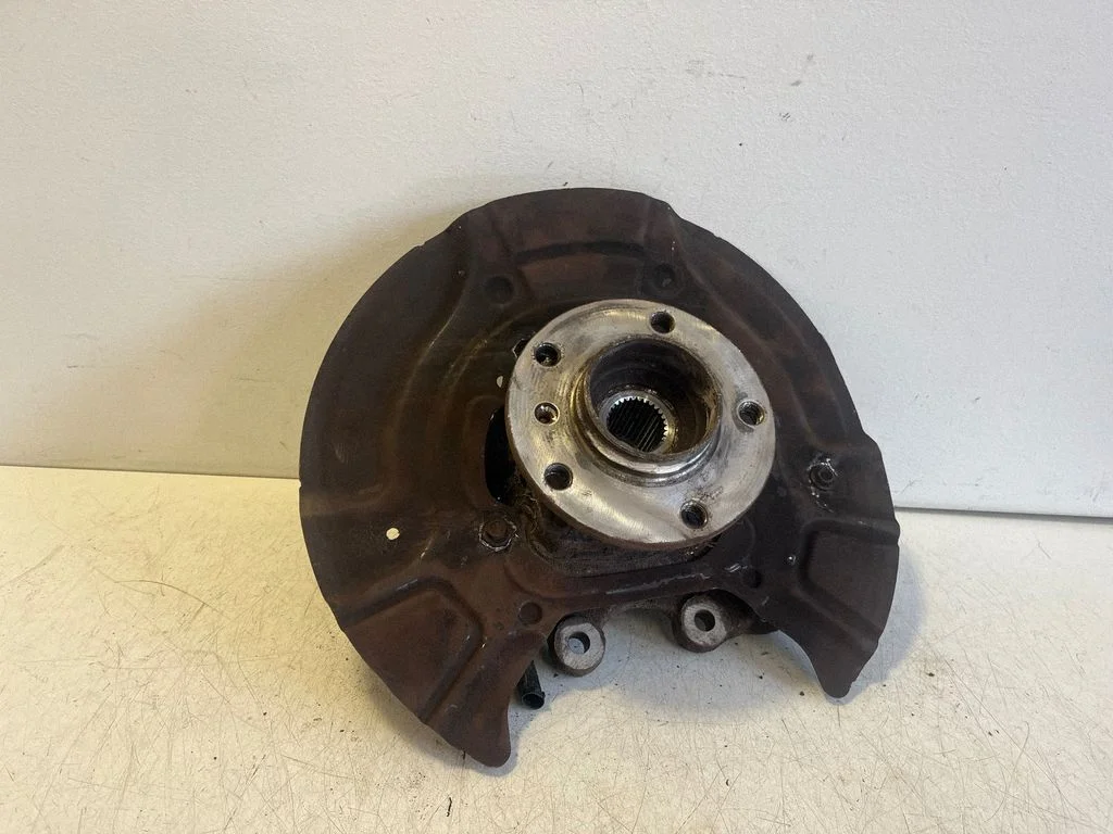 Rear wheel hub – right