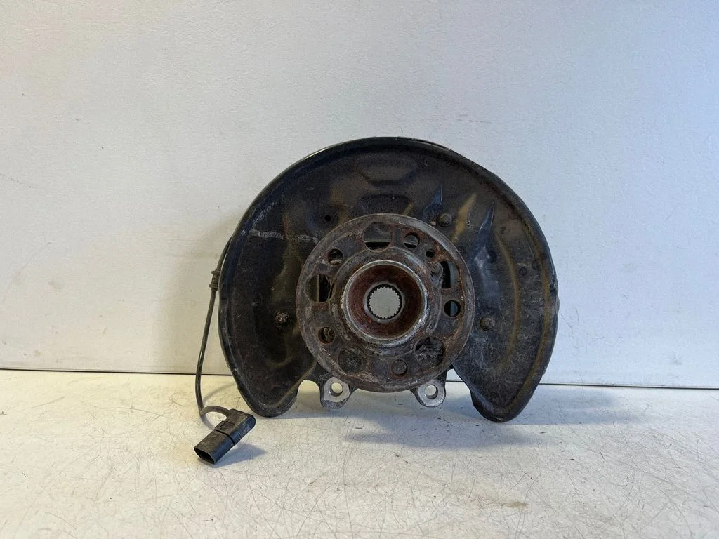 Rear wheel hub – right