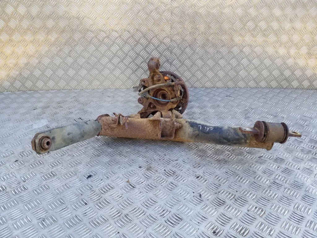 Rear wheel hub – left