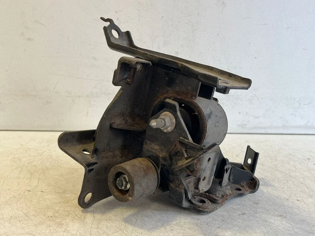 Gearbox mounting bracket