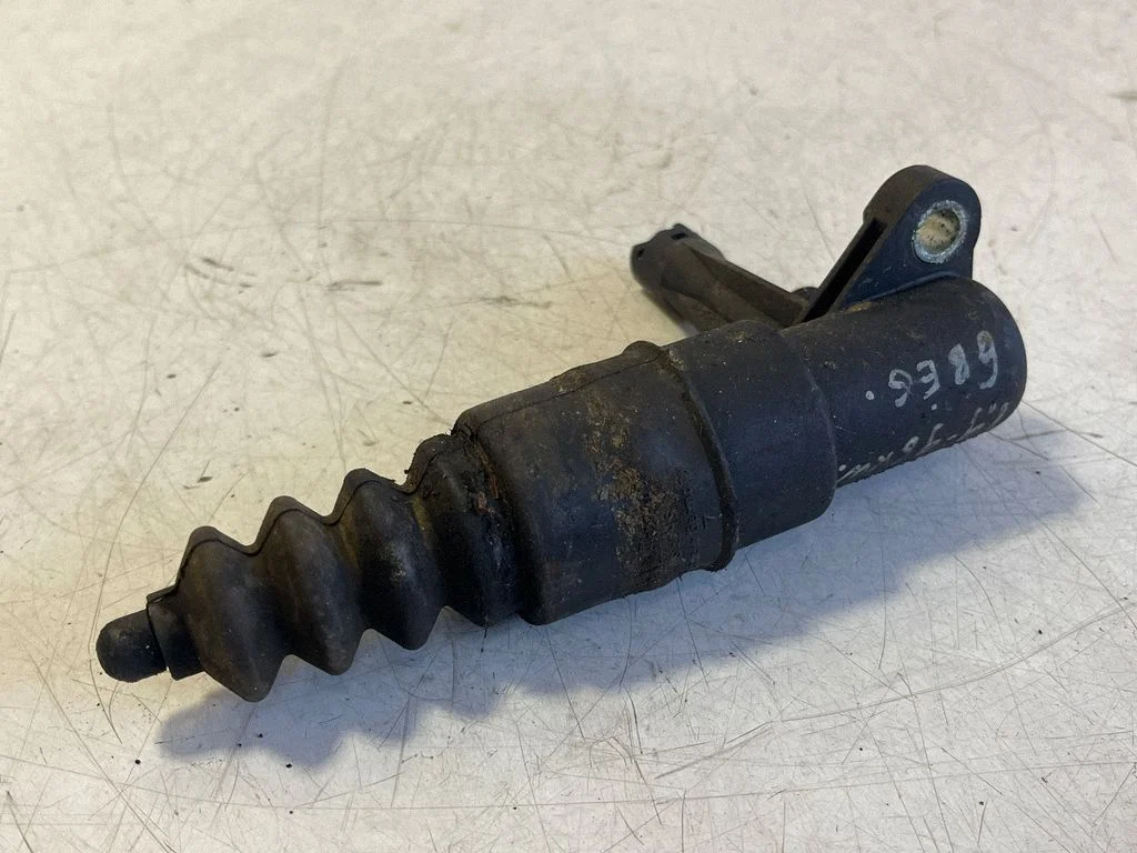 Clutch slave cylinder 8E0721257F – Volkswagen Passat B5.5 (2001-2005)