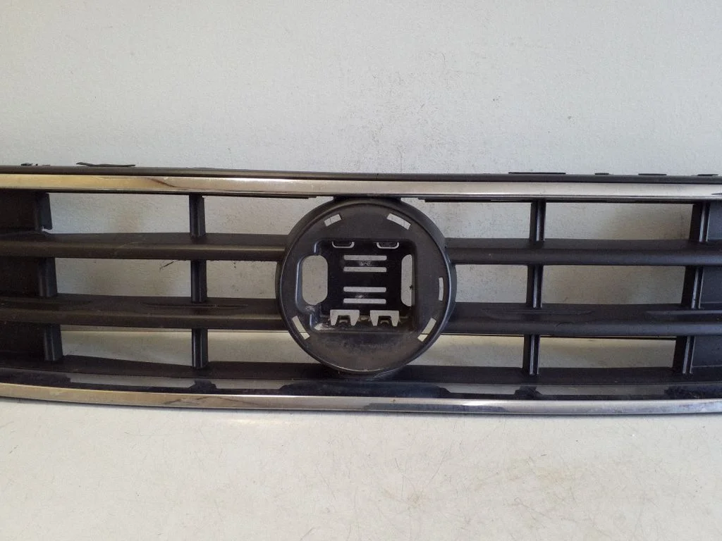 Front bumper upper radiator grill 5NA853653L