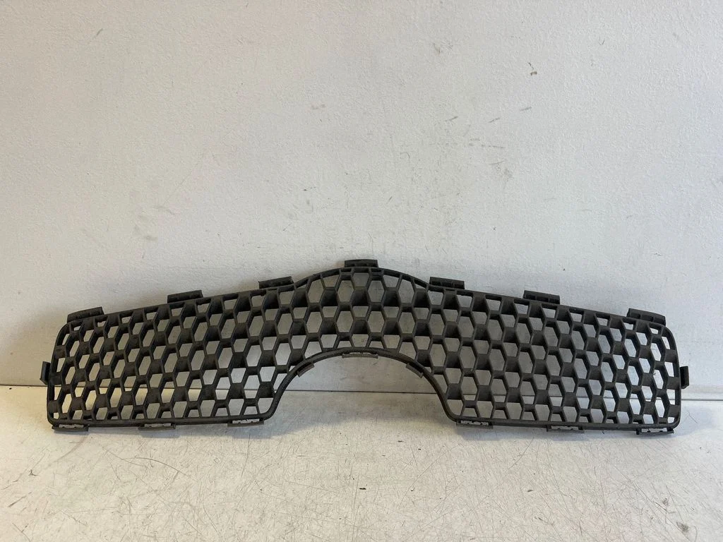 Esistange ülemine radiaatorivõre – Toyota Yaris (2006-2011)