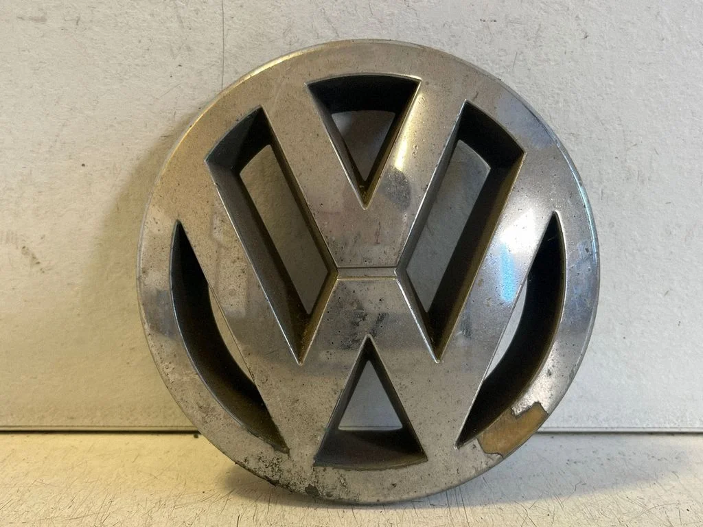 Manufacturer badge logo/emblem 3B0853601C – Volkswagen Passat B5.5 (2001-2005)