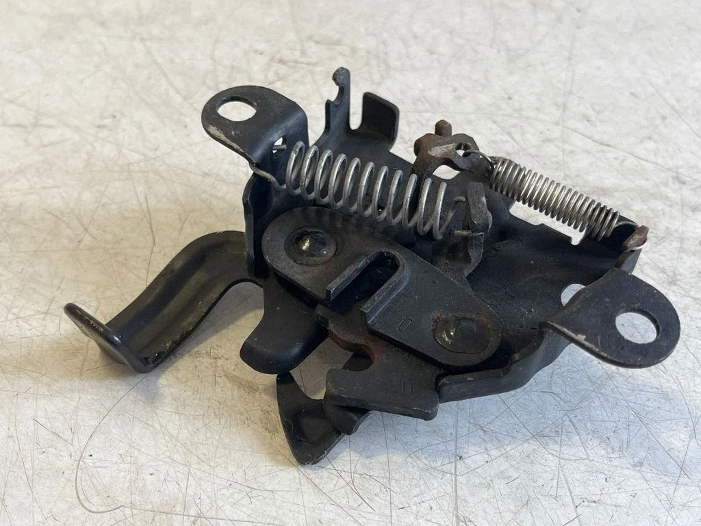 Engine bonnet/hood lock/catch
