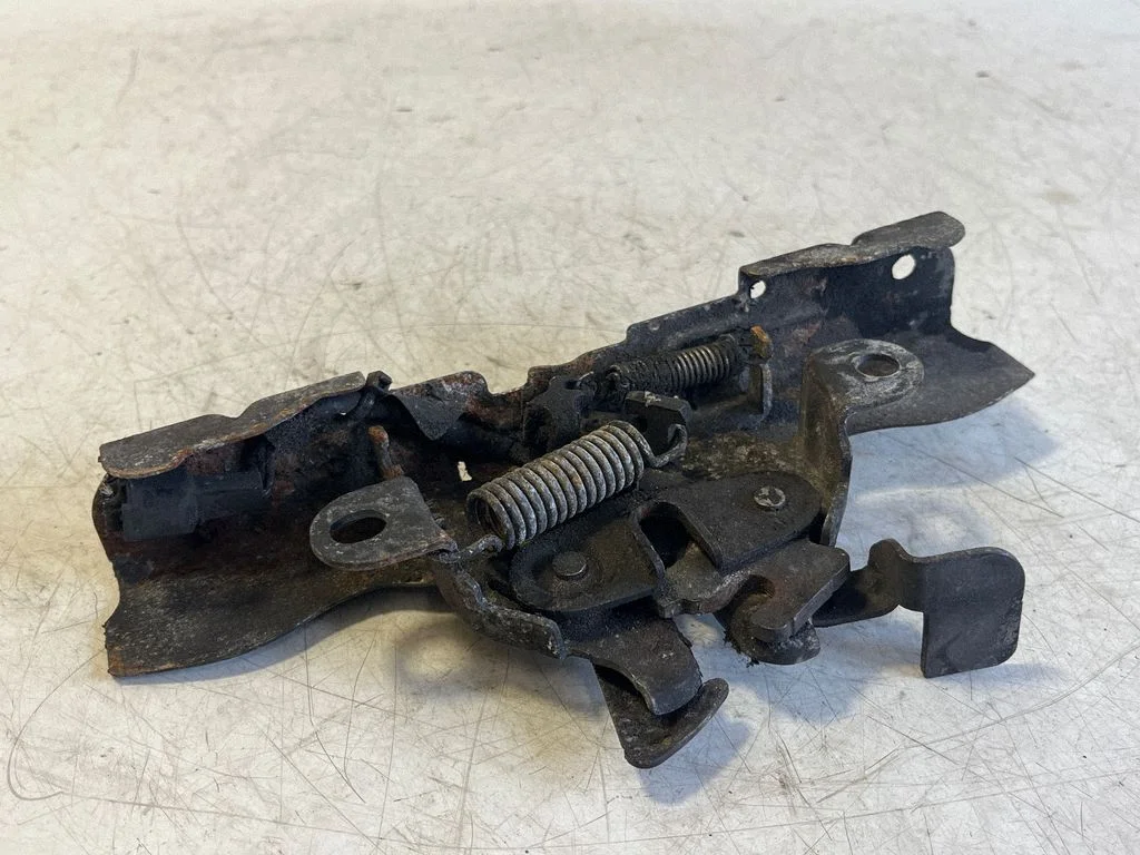 Engine bonnet/hood lock/catch