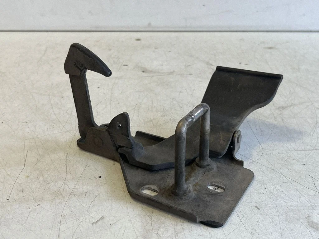 Mootorikapoti luku aas 7H0823480E