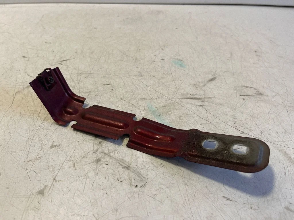 Fender mounting bracket – right