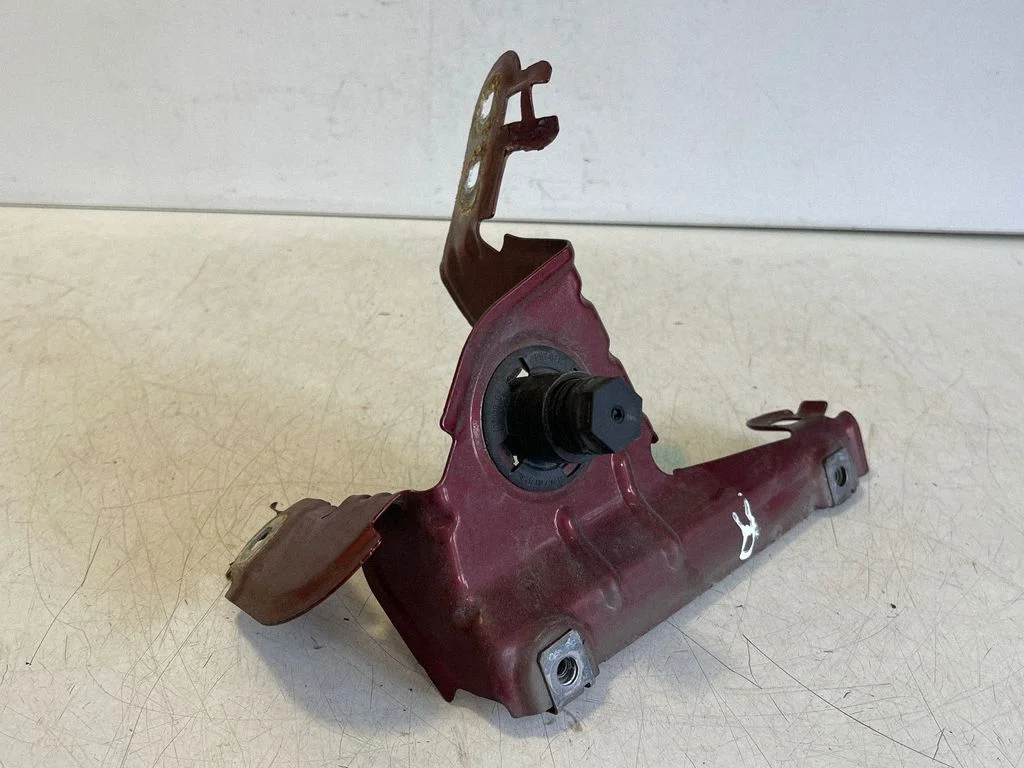 Fender mounting bracket – right