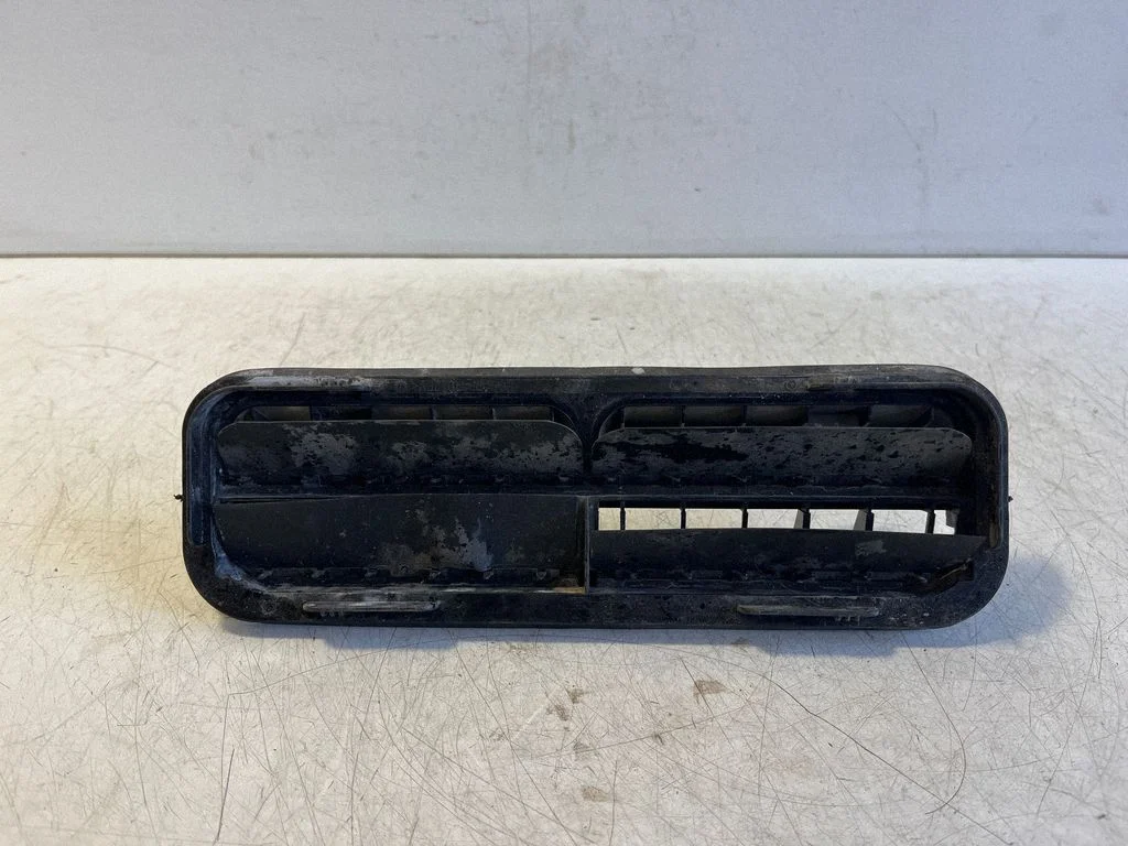 Quarter panel pressure vent A2058301301