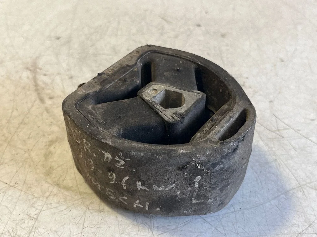 Gearbox mount 8D0399151H – Volkswagen Passat B5.5 (2001-2005)