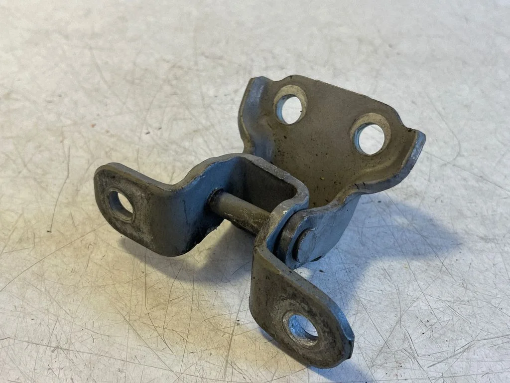 Front door lower hinge – right