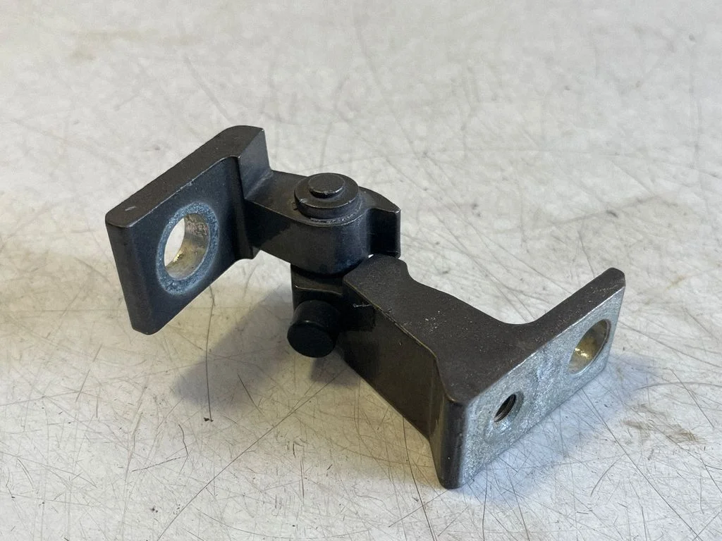 Front door lower hinge – Porsche Cayenne (92A) (2010-2017)