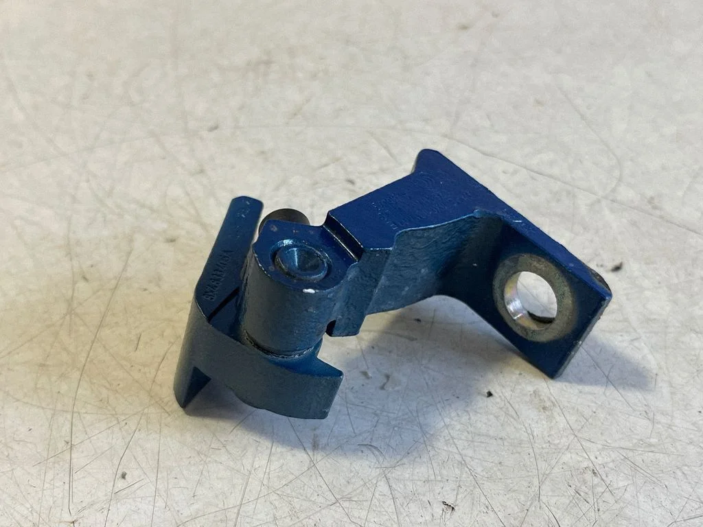 Esiukse alumine hing 8X0831403E – Skoda Fabia Mk4 (6VA) (2021-)
