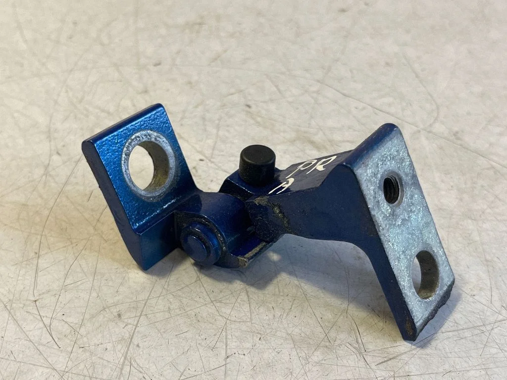 Esiukse alumine hing 8X0831404E – Skoda Fabia Mk4 (6VA) (2021-)