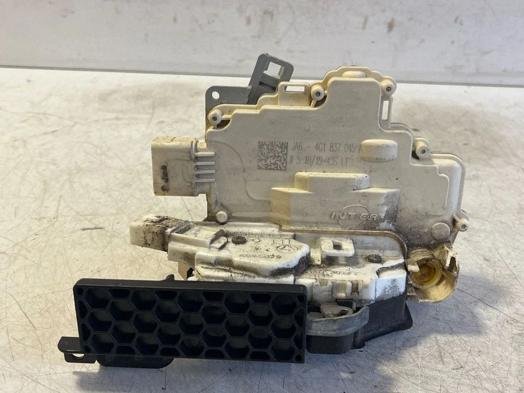 Zamek drzwi przednich 4G1837015A