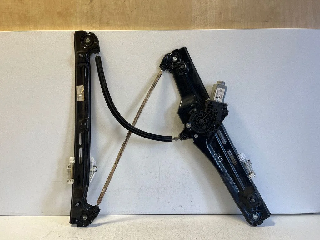 Front door window regulator with motor 7258533