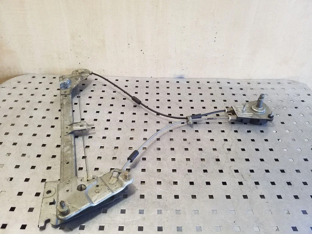 Mechaninis priekinio lango pakėlimo mechanizmas