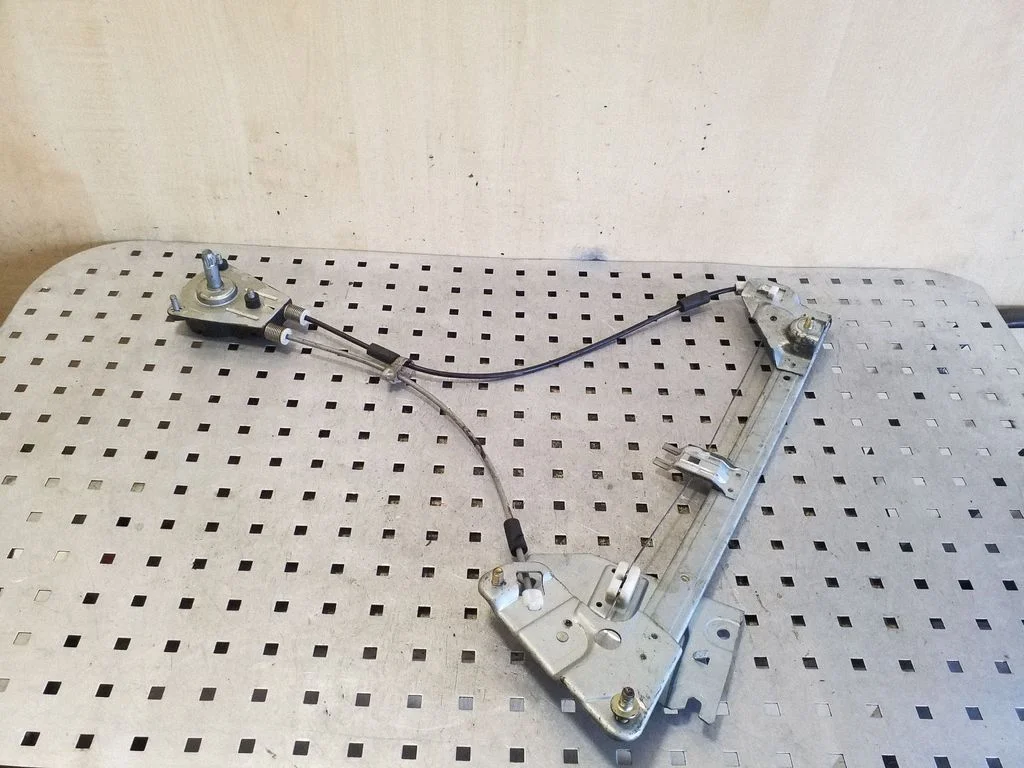 Mechaninis priekinio lango pakėlimo mechanizmas