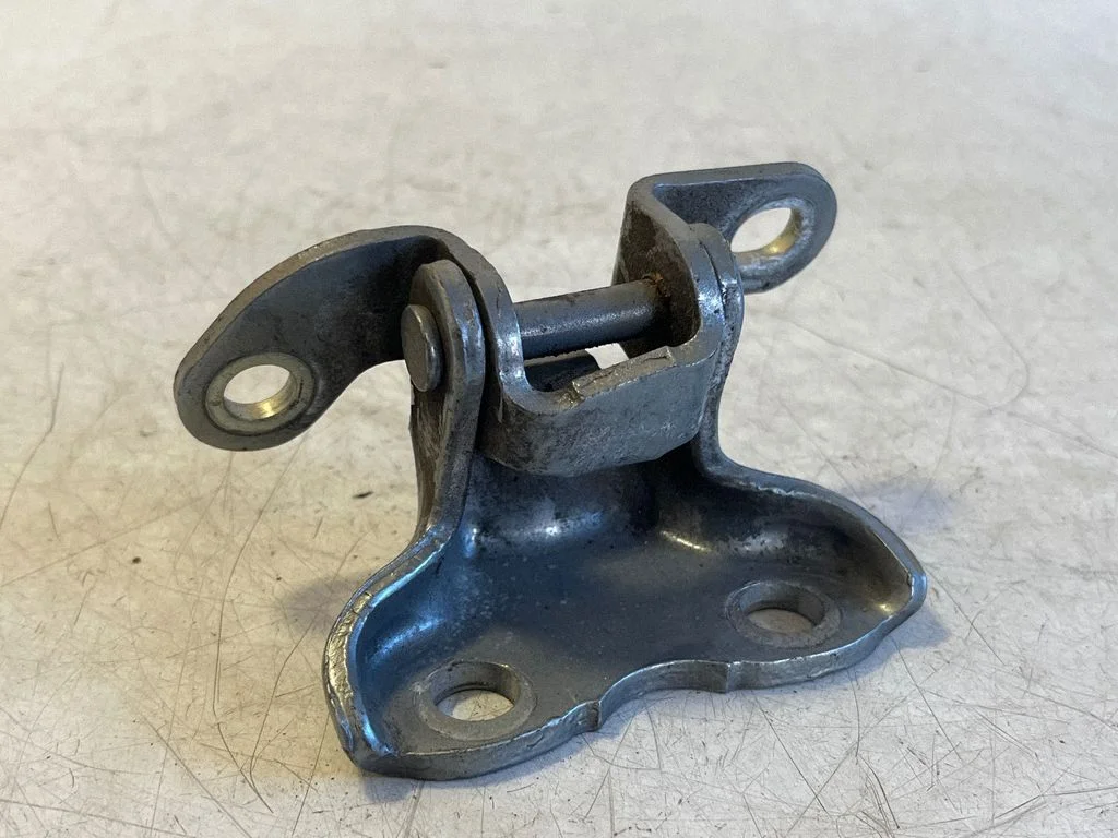 Rear door upper hinge – left