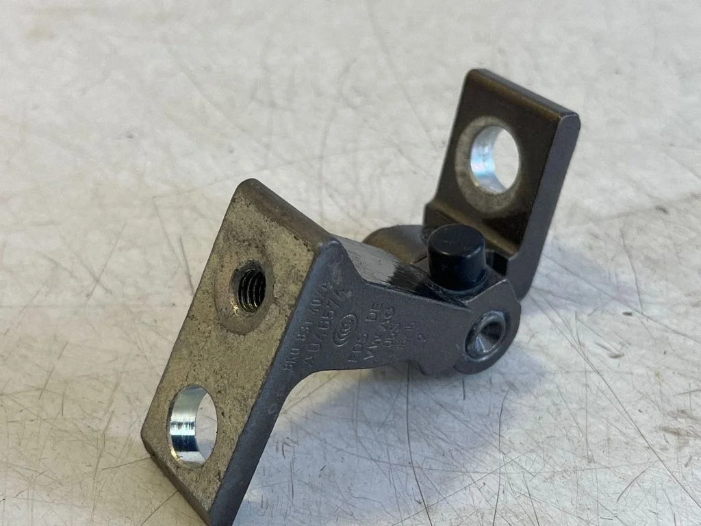 Rear door upper hinge – Porsche Cayenne (92A) (2010-2017)