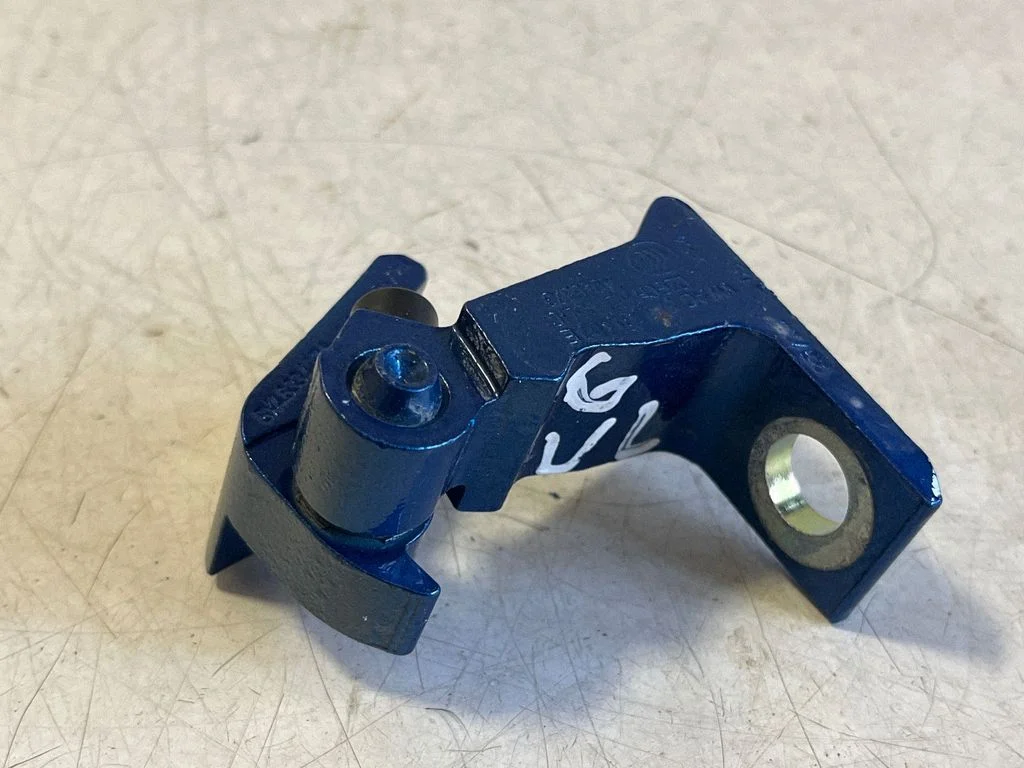 Tagaukse ülemine hing 8X0831403E – Skoda Fabia Mk4 (6VA) (2021-)