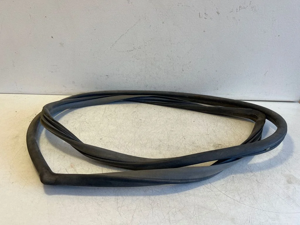 Rear door rubber seal (on body) – left