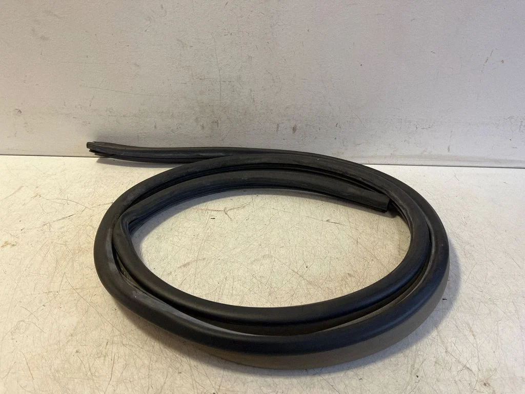 Rear door rubber seal (on body) – right