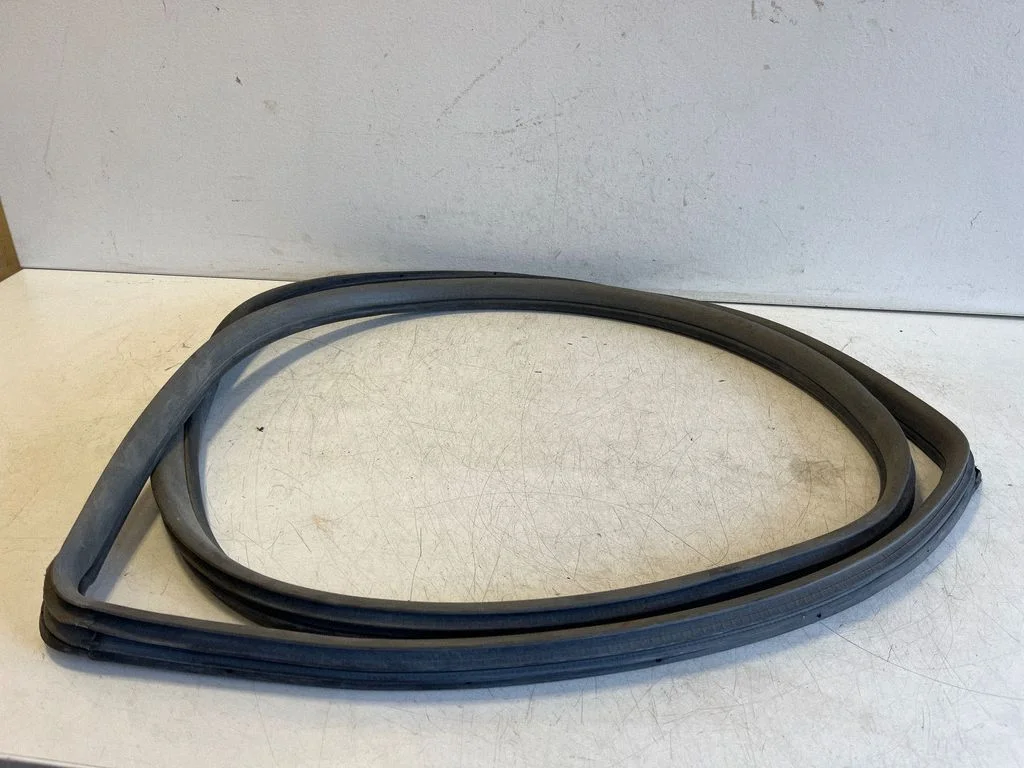Rear door rubber seal (on body) – right
