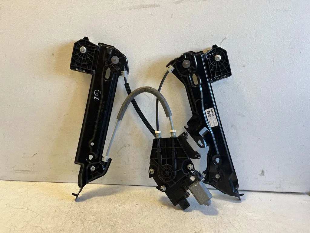 Rear door window regulator with motor 9854495
