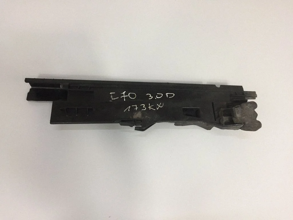 Radiator trim 7799762