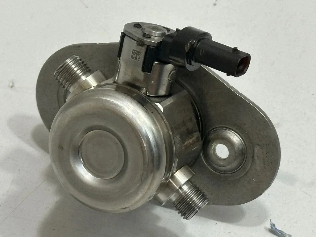 Mechanical fuel pump 8621084