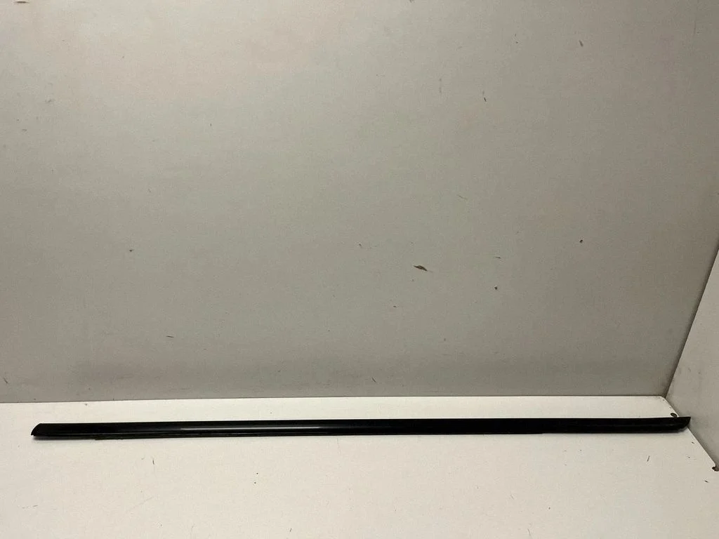 Front door glass trim molding – BMW 7 Series F01 F02 F03 F04 (2008-2016)