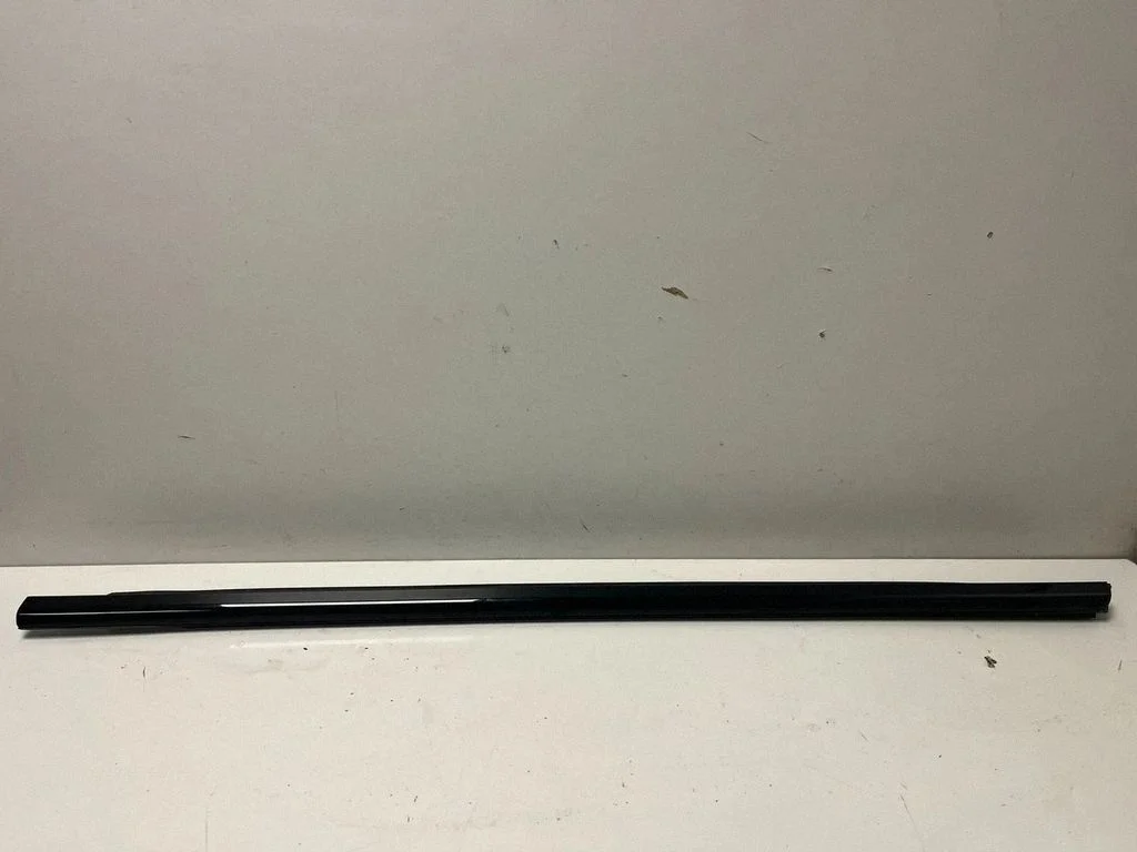 Front door glass trim molding – BMW XM (2022-)