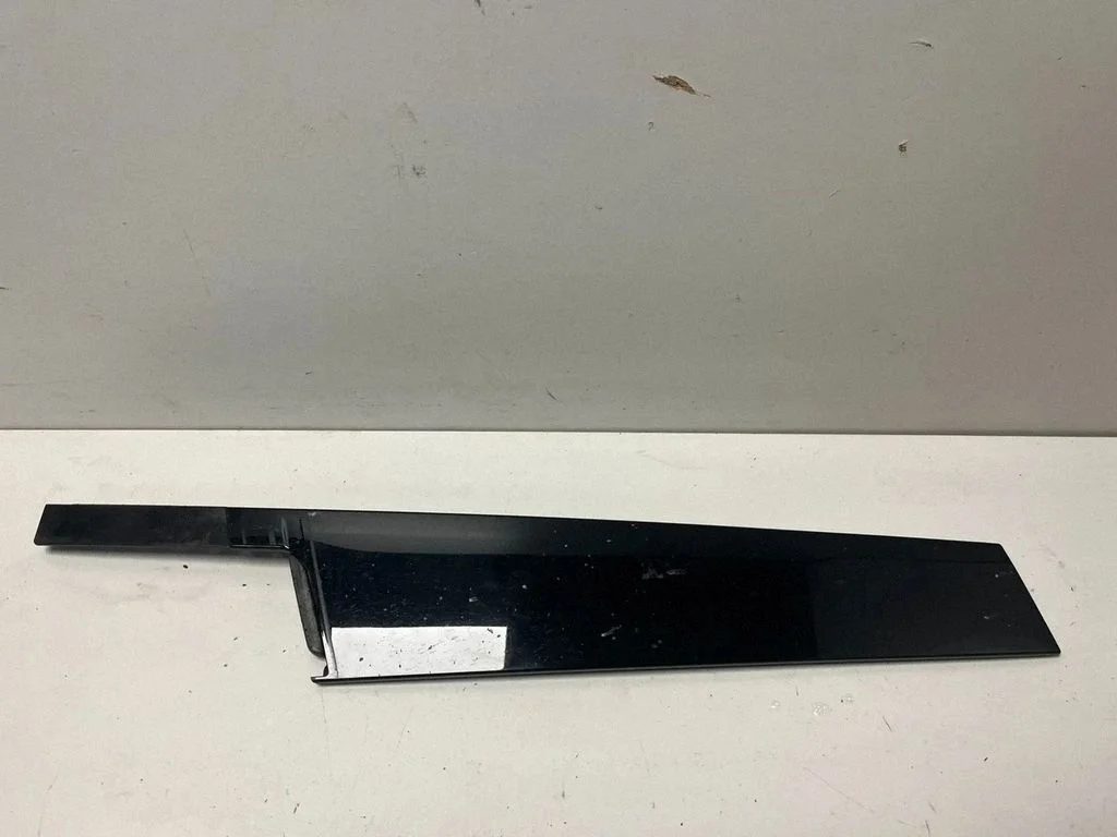 Front door glass trim molding – BMW XM (2022-)