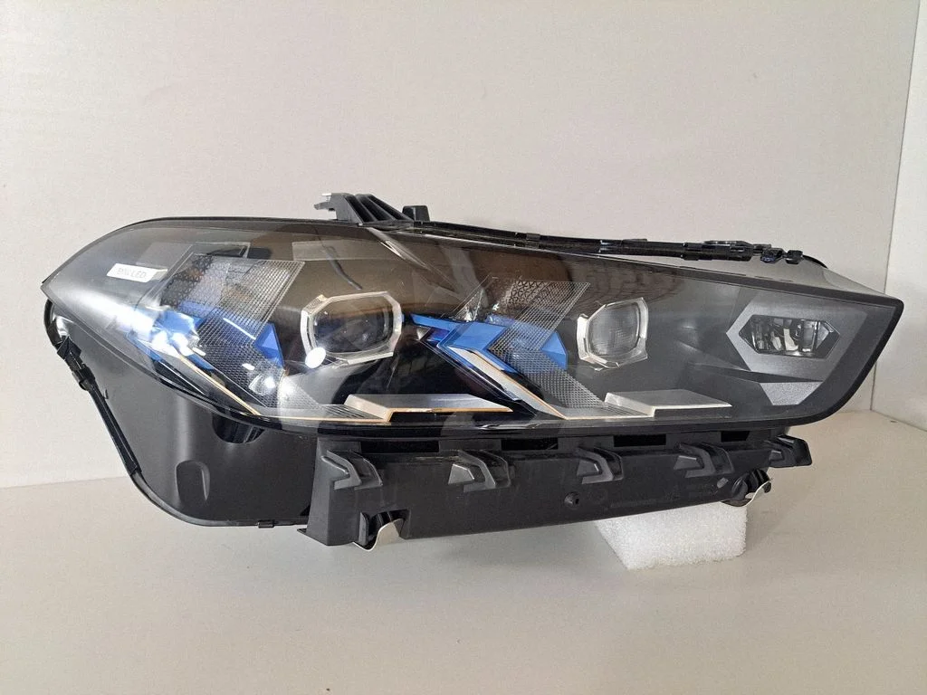 Esituli 5A8E106 – BMW X6 G06 (2019-)