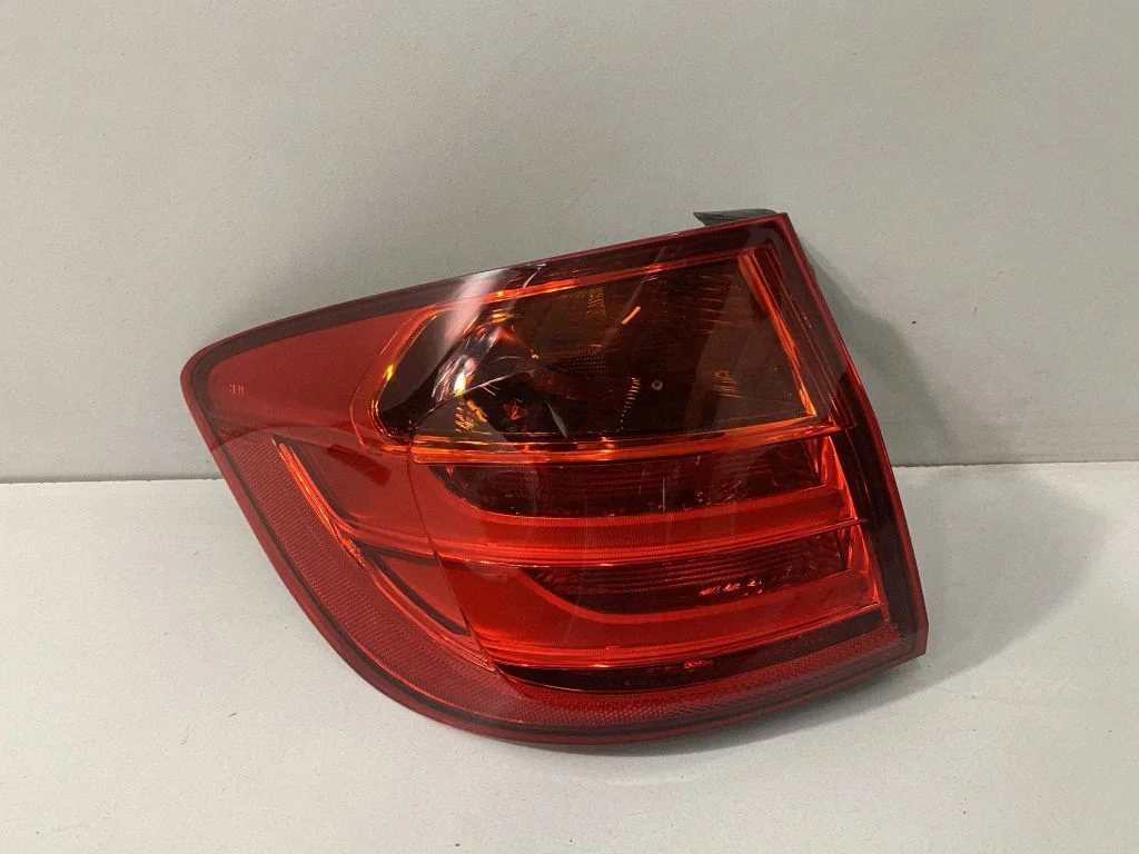 Aizmugurējais lukturis virsbūvē – BMW 3. sērija F30 F35 F31 (2012-2018)