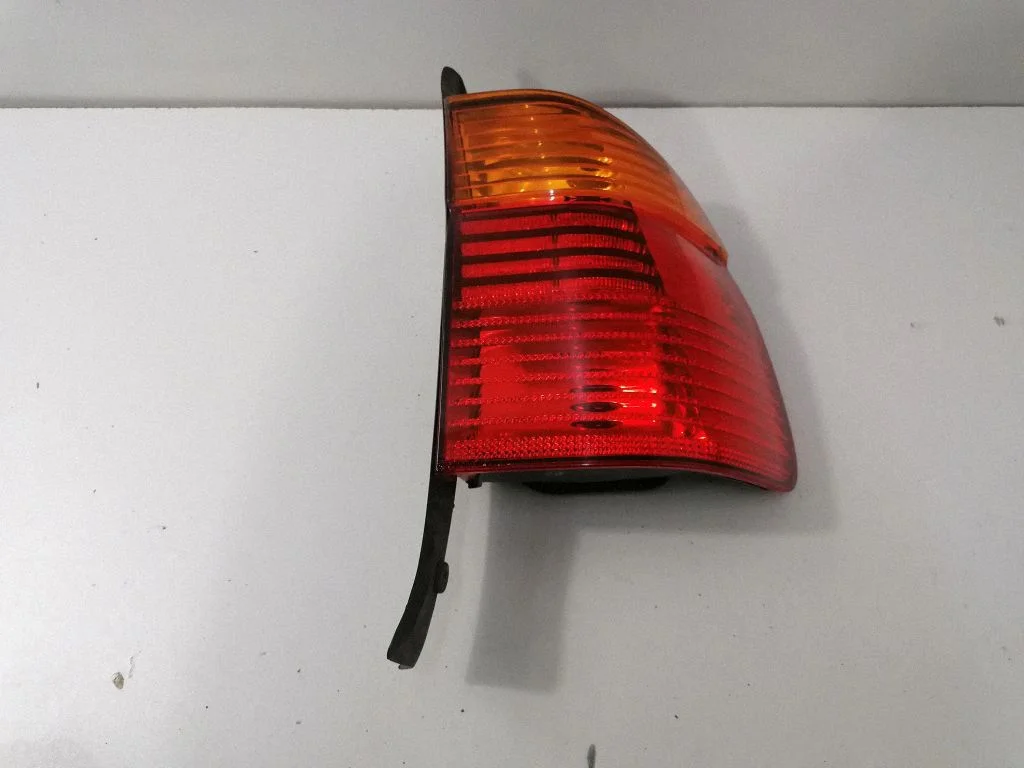 Aizmugurējais lukturis virsbūvē – BMW 5. sērija E39 (1996-2003)