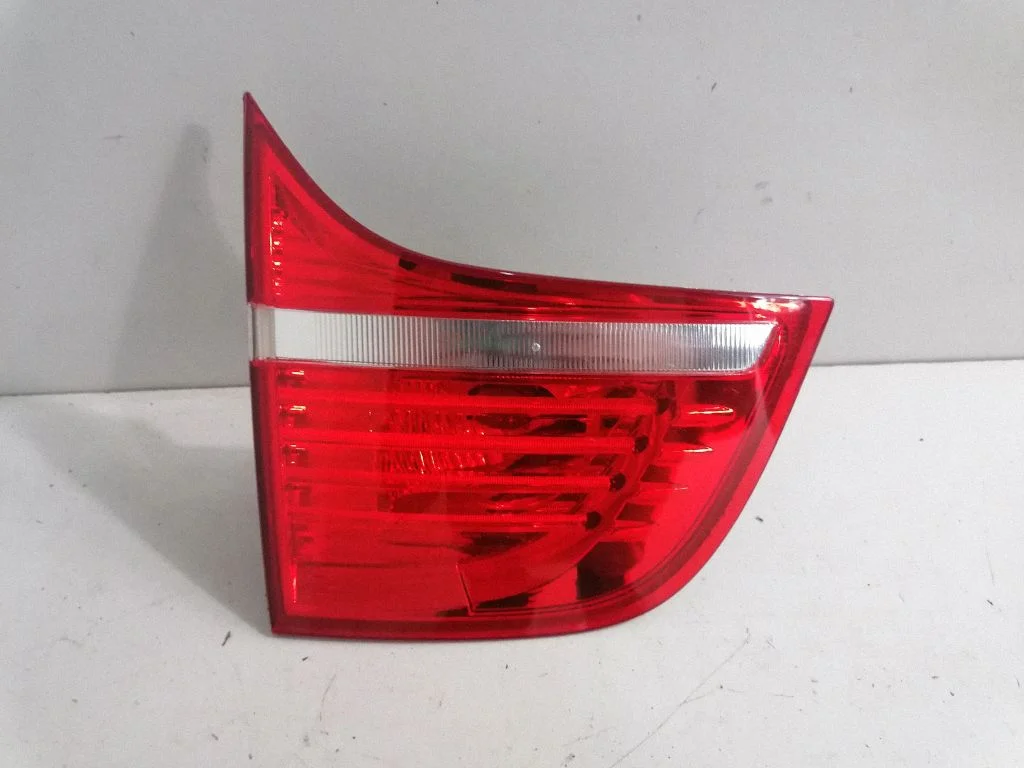 Tailgate rear/tail lights