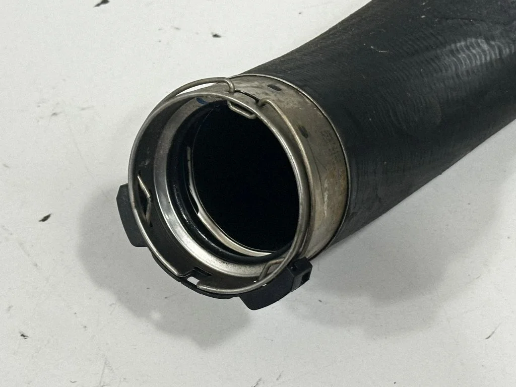 Vahejahuti voolik (-ud)/ toru (-d) 8590139