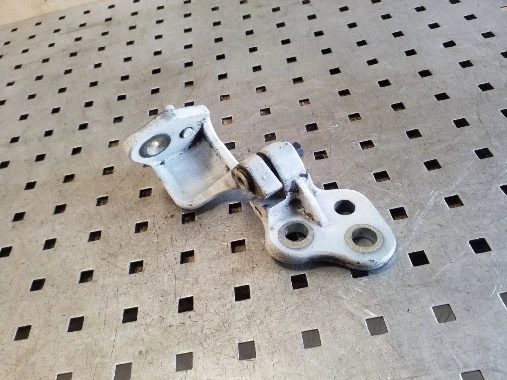 Front door lower hinge – front left