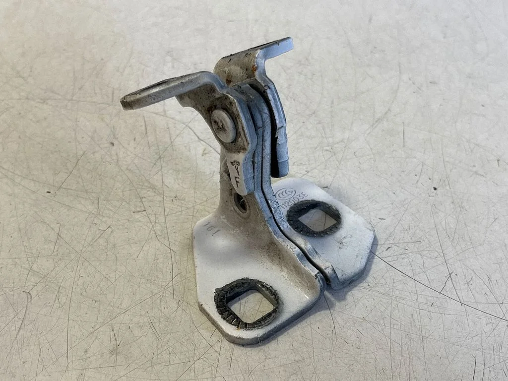 Front door lower hinge 1120038 – Tesla Model S (2012-)