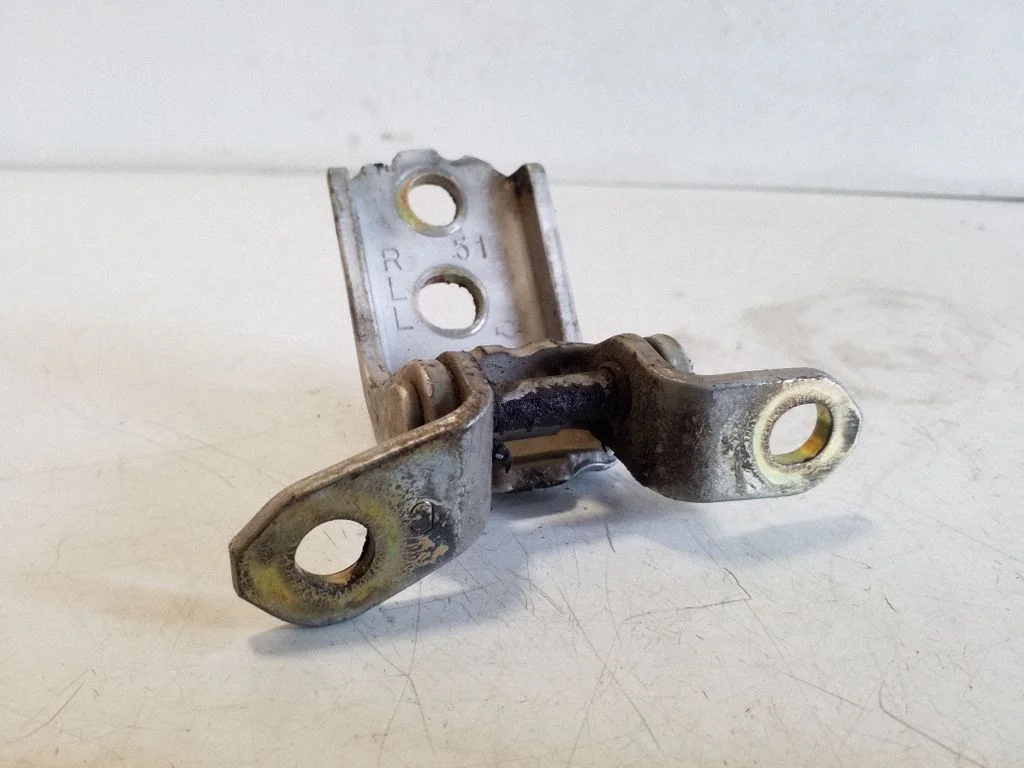 Front door upper hinge – Nissan Pathfinder R51 (2005-2012), right