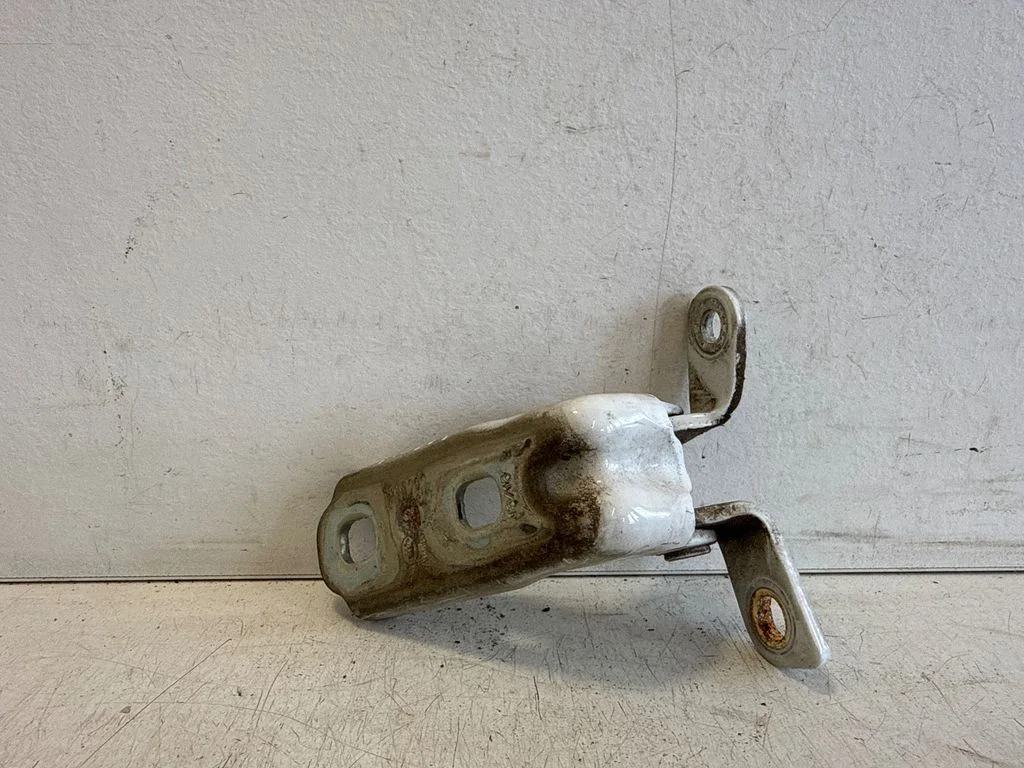 Front door lower hinge A046057